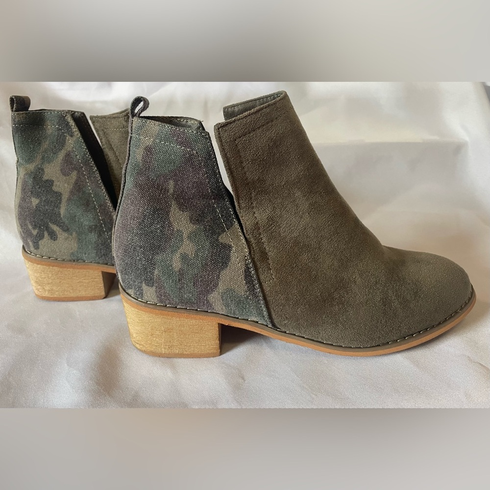 EUC Boutique Corky’s Camouflage Ankle Boots - Picture 6 of 8